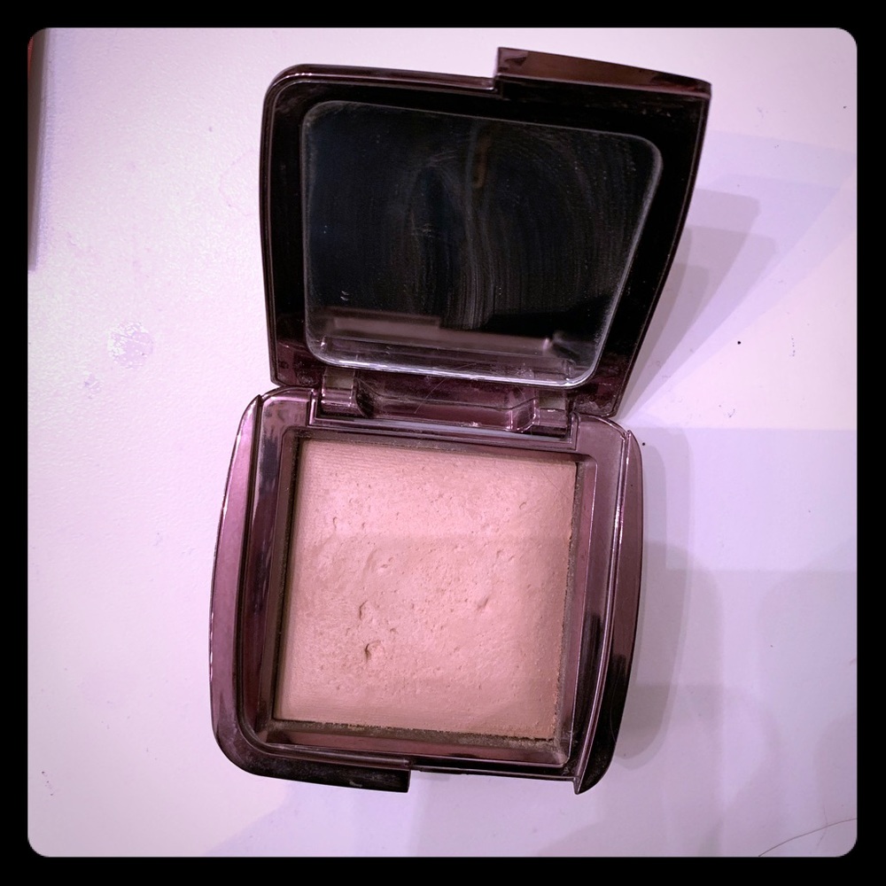 Hourglasses Ambient Lighting Powder in Dim Lights